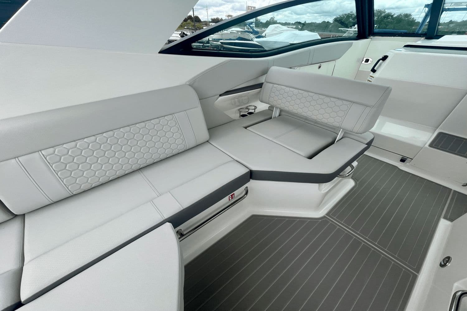 2026 Sea Ray Sundancer 320 Outboard - 10