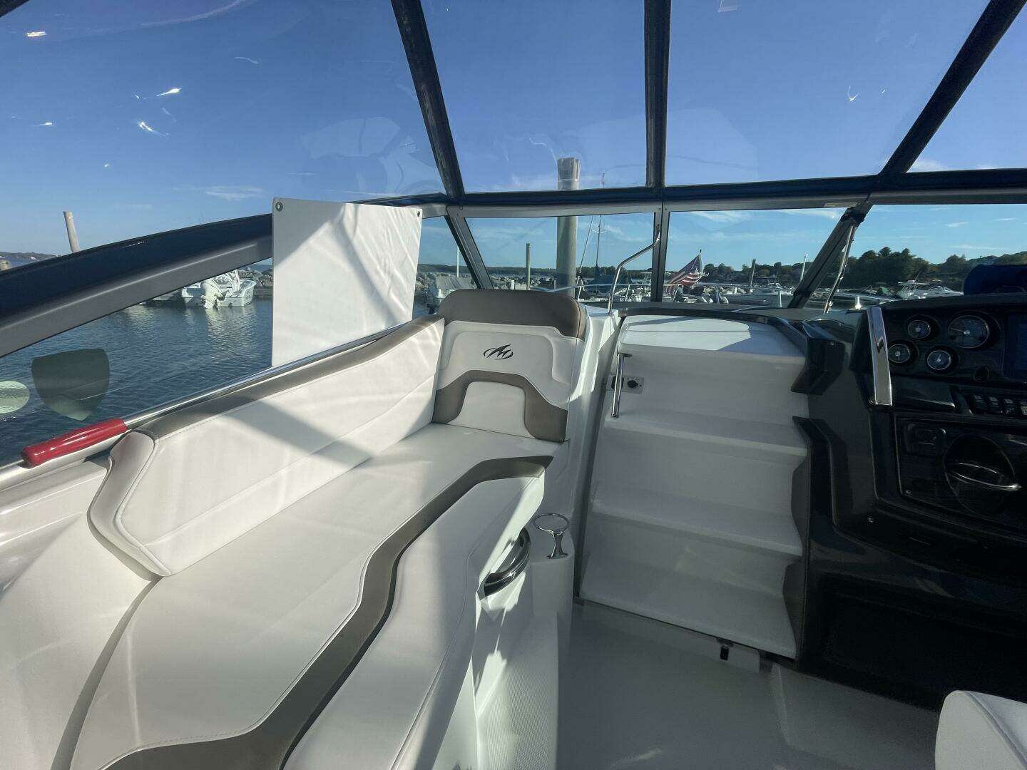 2019 Monterey 295 Sport Yacht - Image 10
