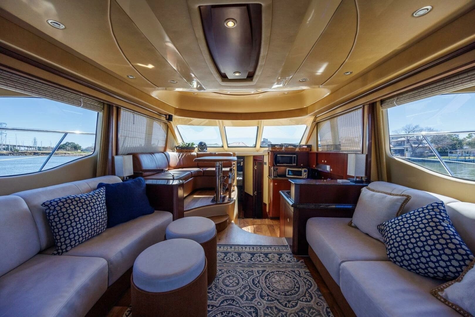 2006 Sea Ray 52 Sedan Bridge - Image 2