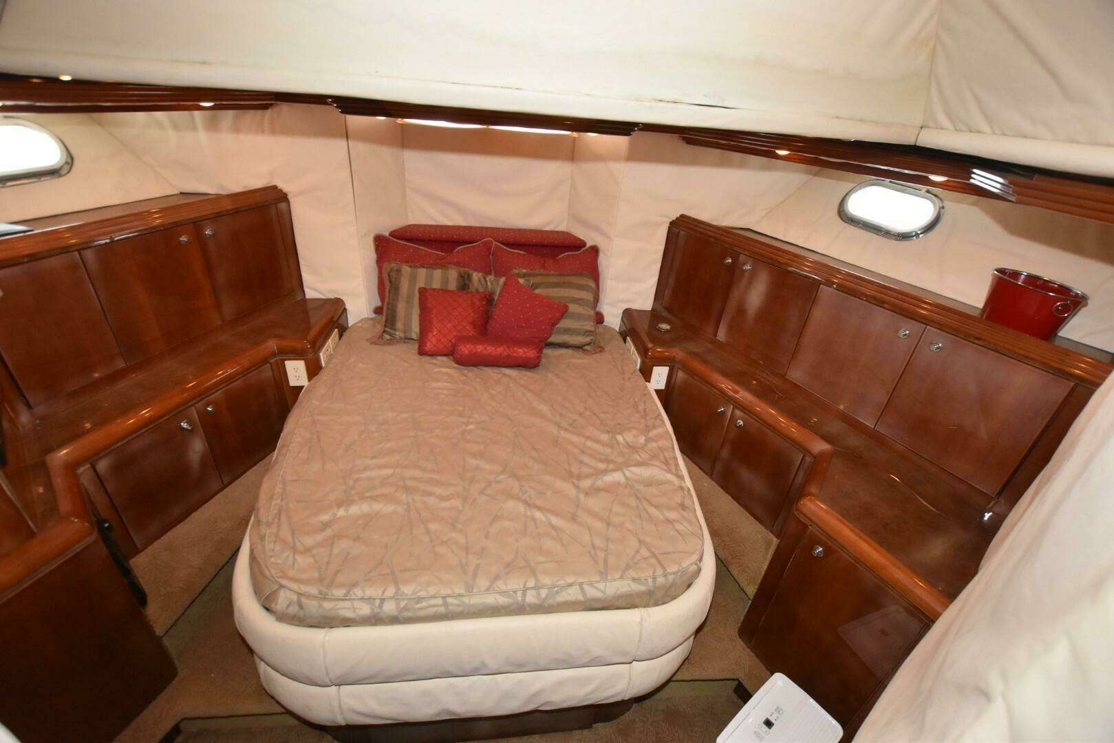 1998 Hatteras 74 Sportdeck - Image 34