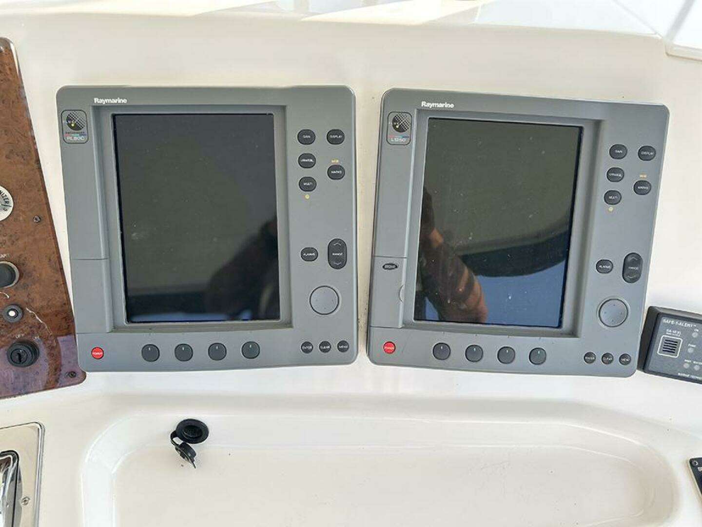 2002 Silverton 42 Convertible - Image 16