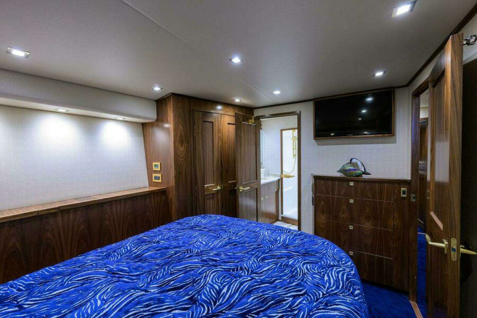 2024 Viking 80 Convertible - Image 25