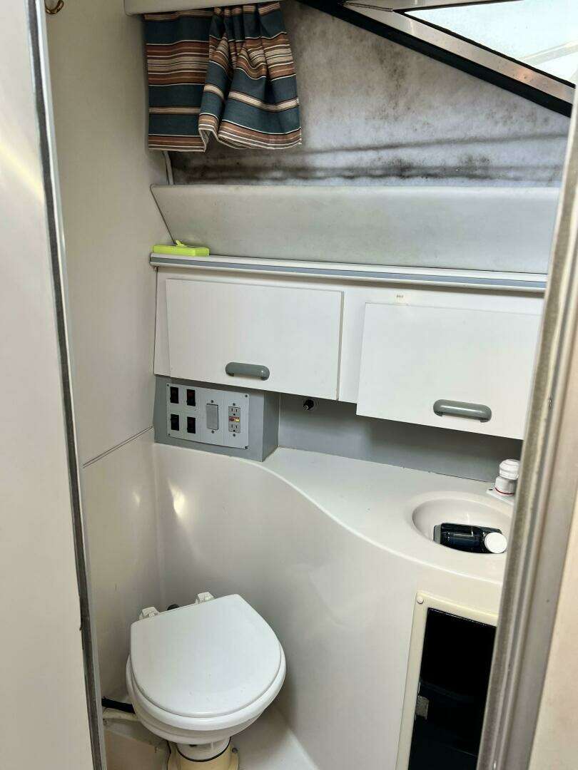 1989 Wellcraft Coastal 3300 - Image 9