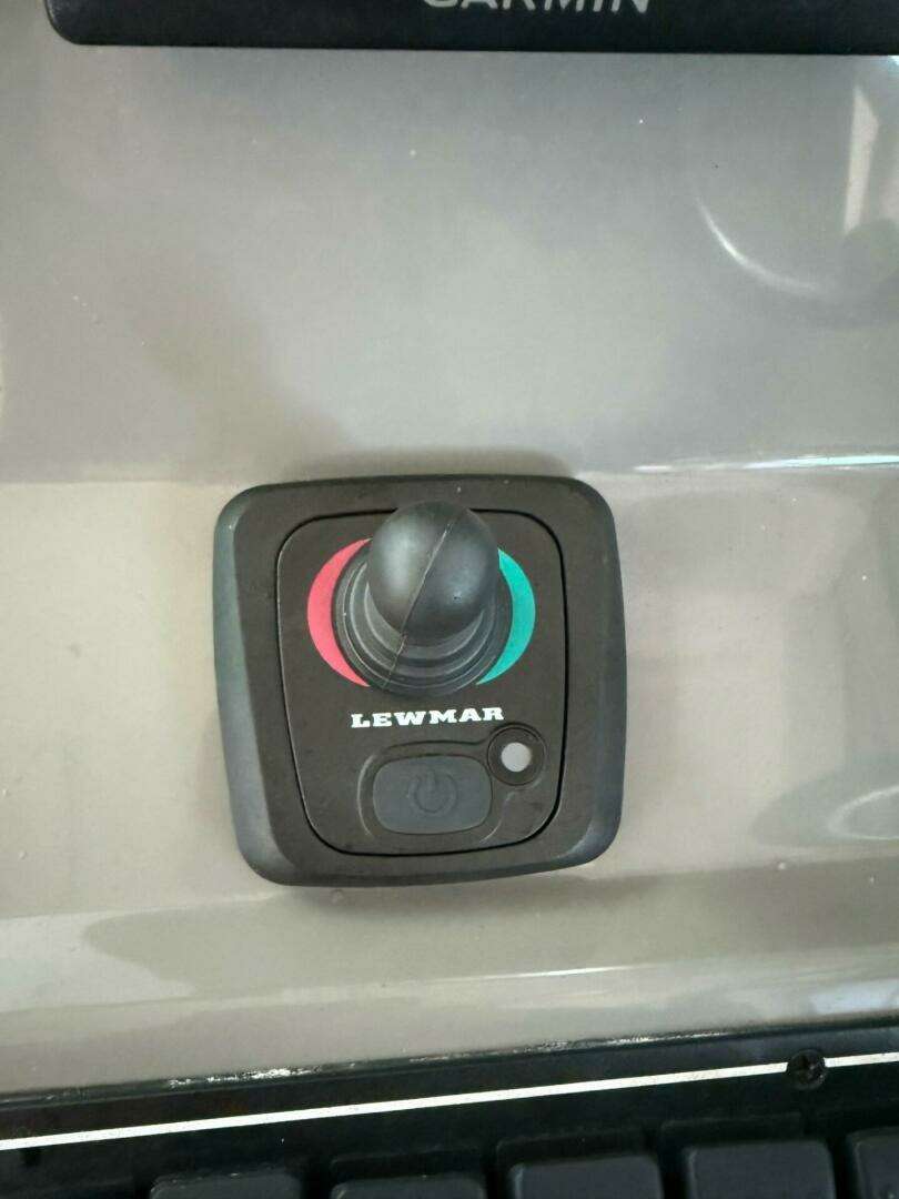 2017 Pursuit DC 295 - Image 24