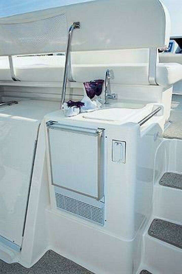 2005 Silverton 35 Motor Yacht - Image 23