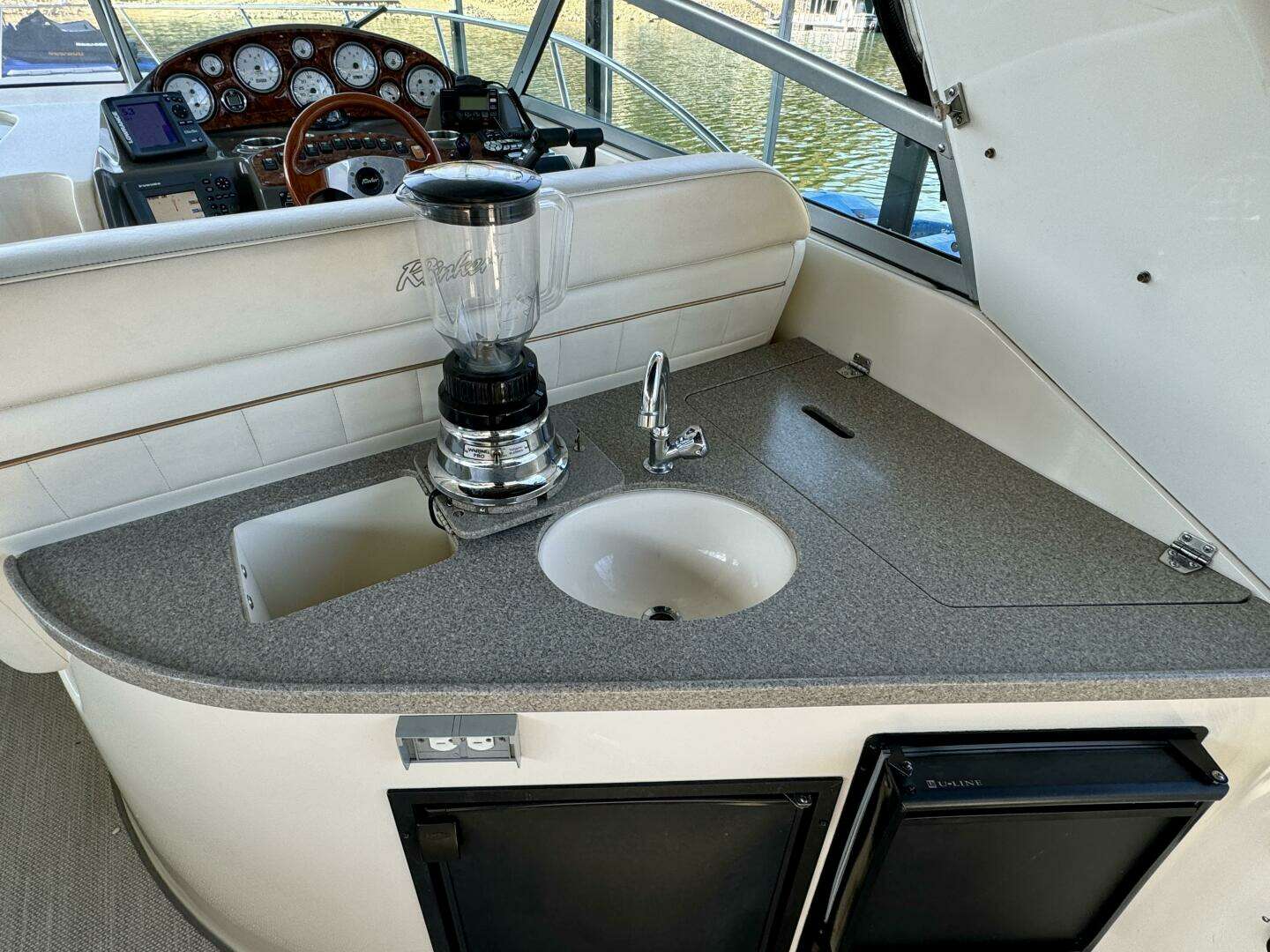 2004 Rinker 342 Fiesta Vee - Image 18