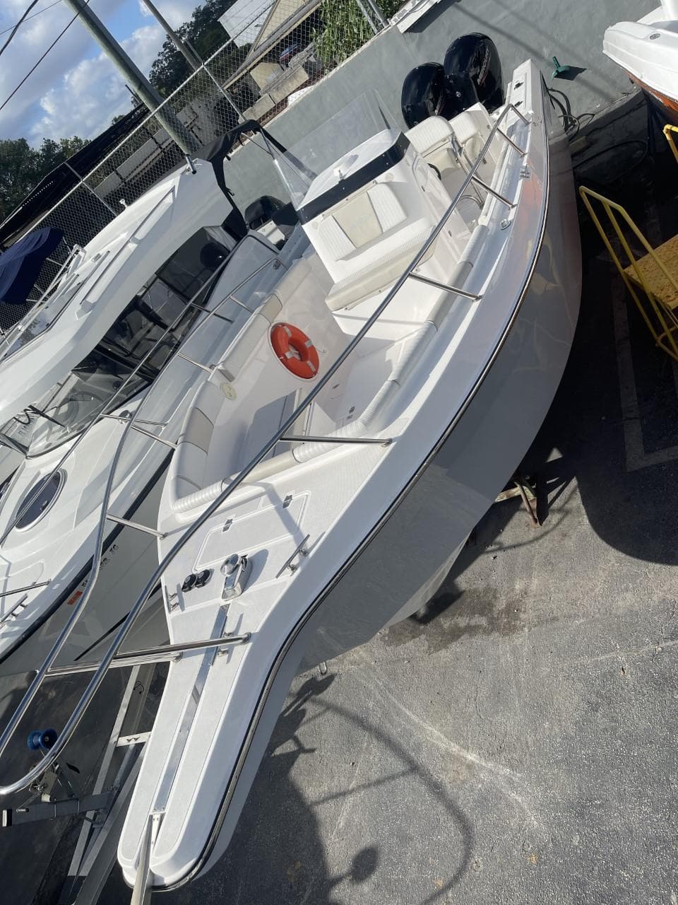 2022 Wellcraft 275cc boat docked in a marina.