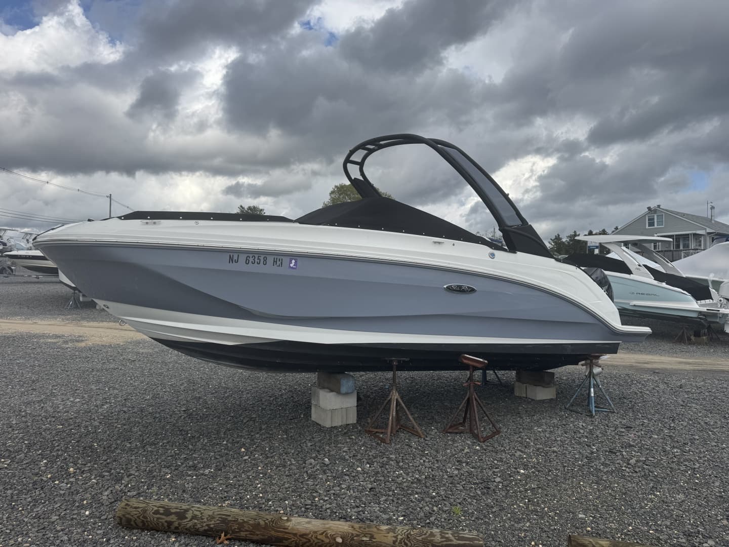 2024 Sea Ray SDX 250 Outboard - Image 5