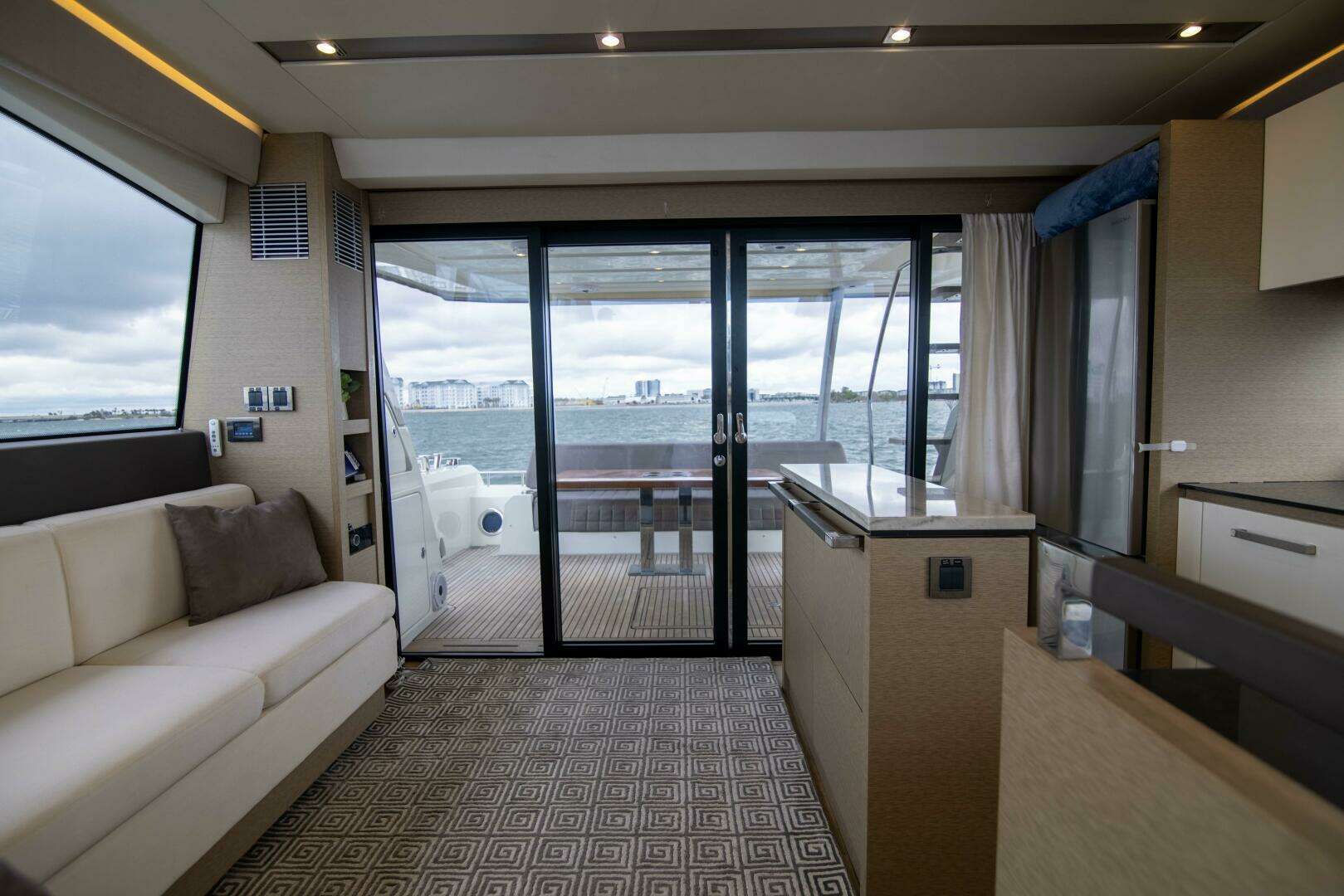 2018 Prestige 680 Flybridge - Image 5