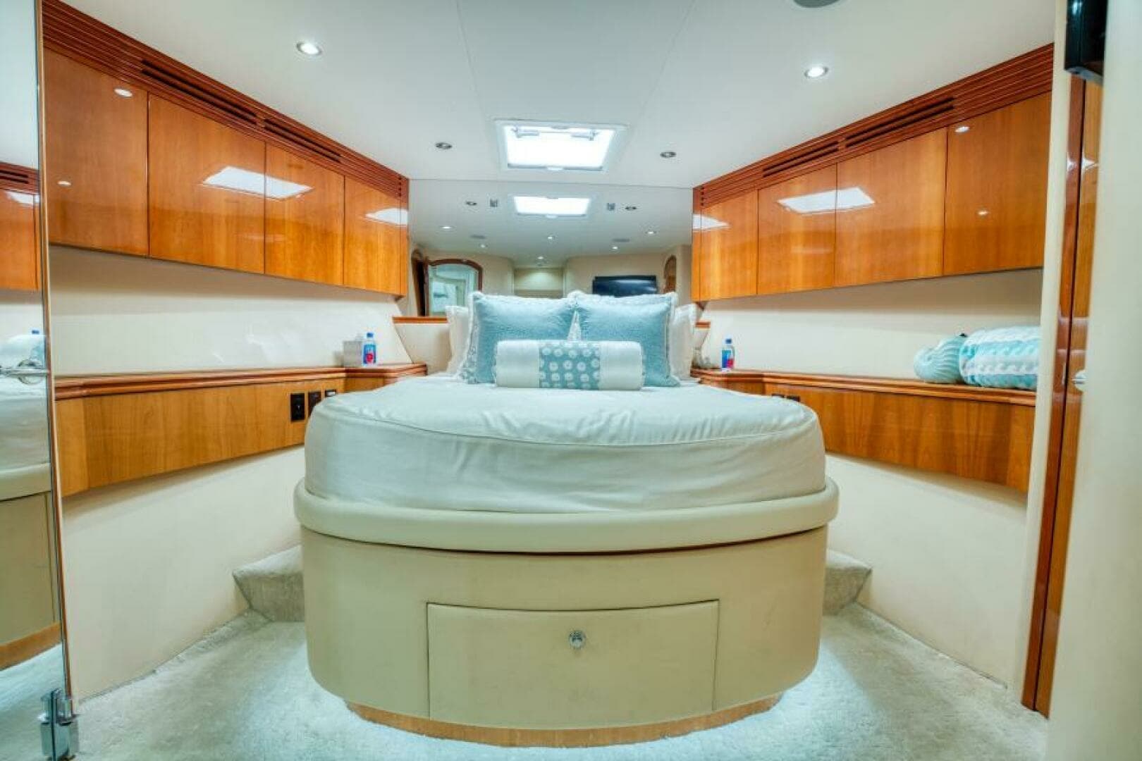 2007 Hatteras 80 Enclosed Bridge - Image 40