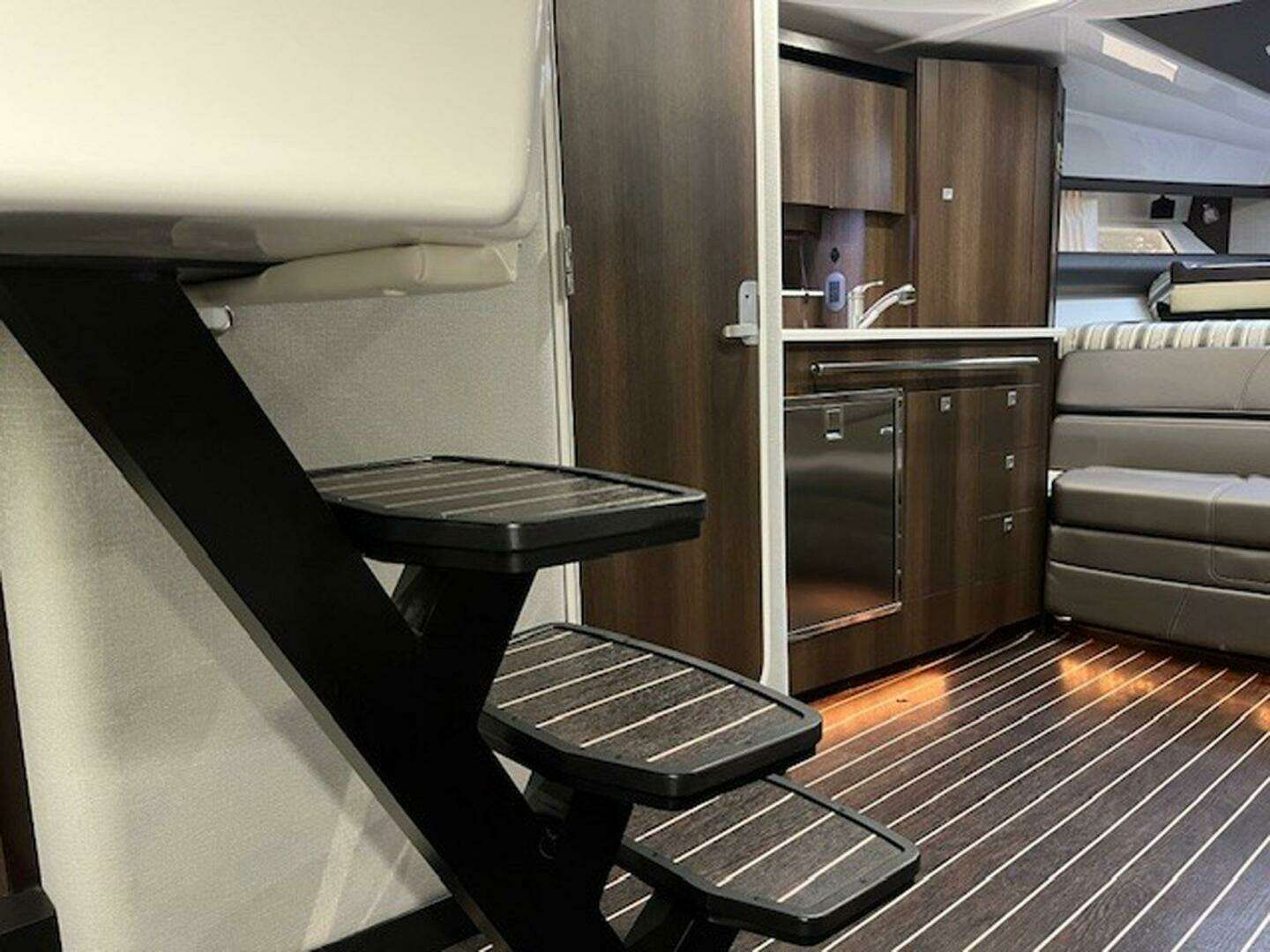 2018 Monterey 335 Sport Yacht - Image 5