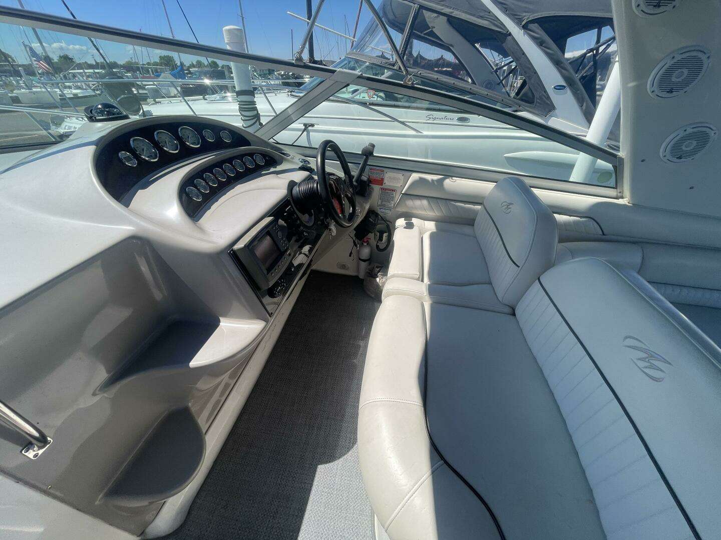 2005 Monterey 322 Cruiser - Image 14