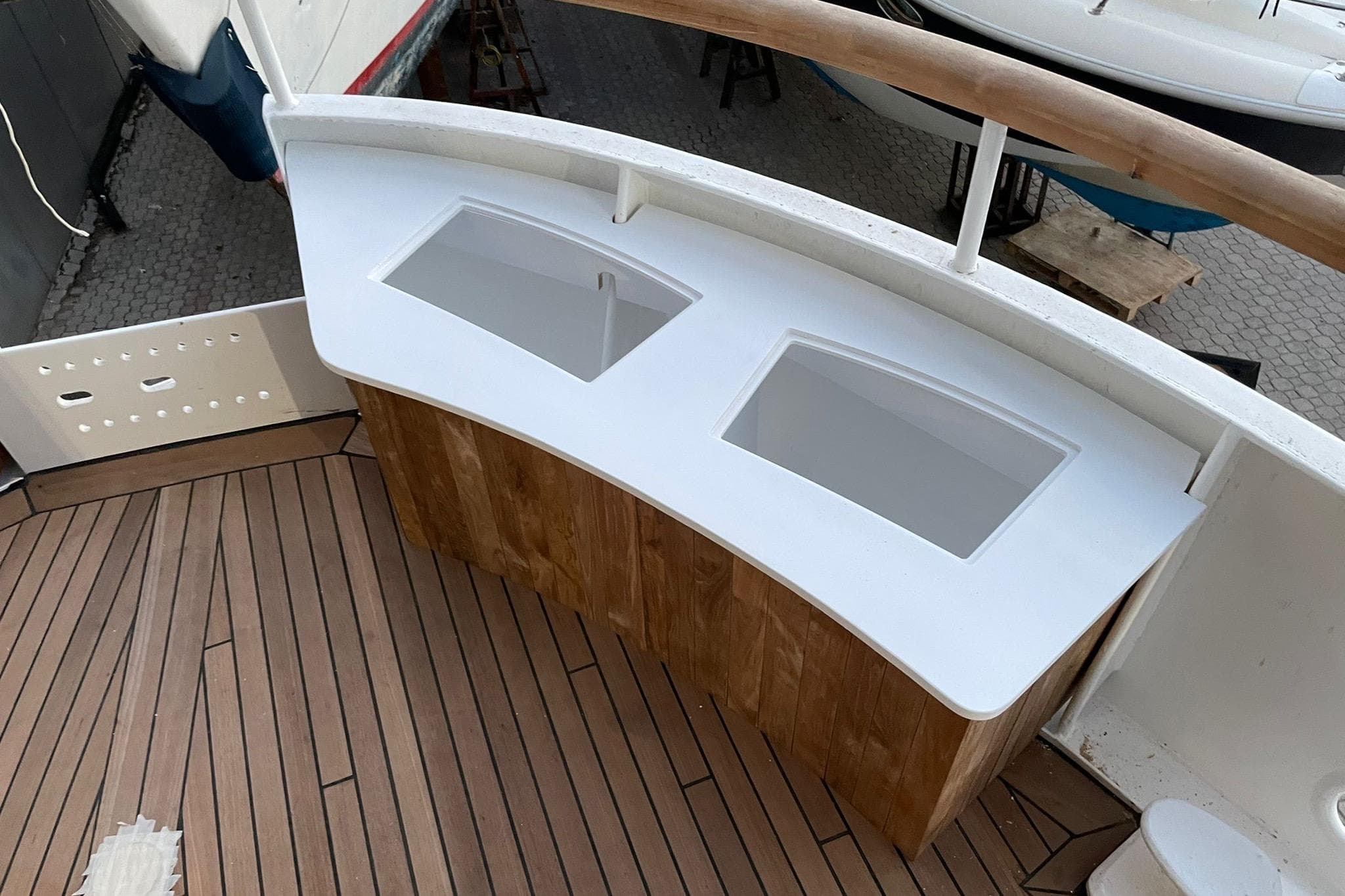 Cammenga De Vries 20 yacht, 1978, featuring wooden deck and white fixtures.