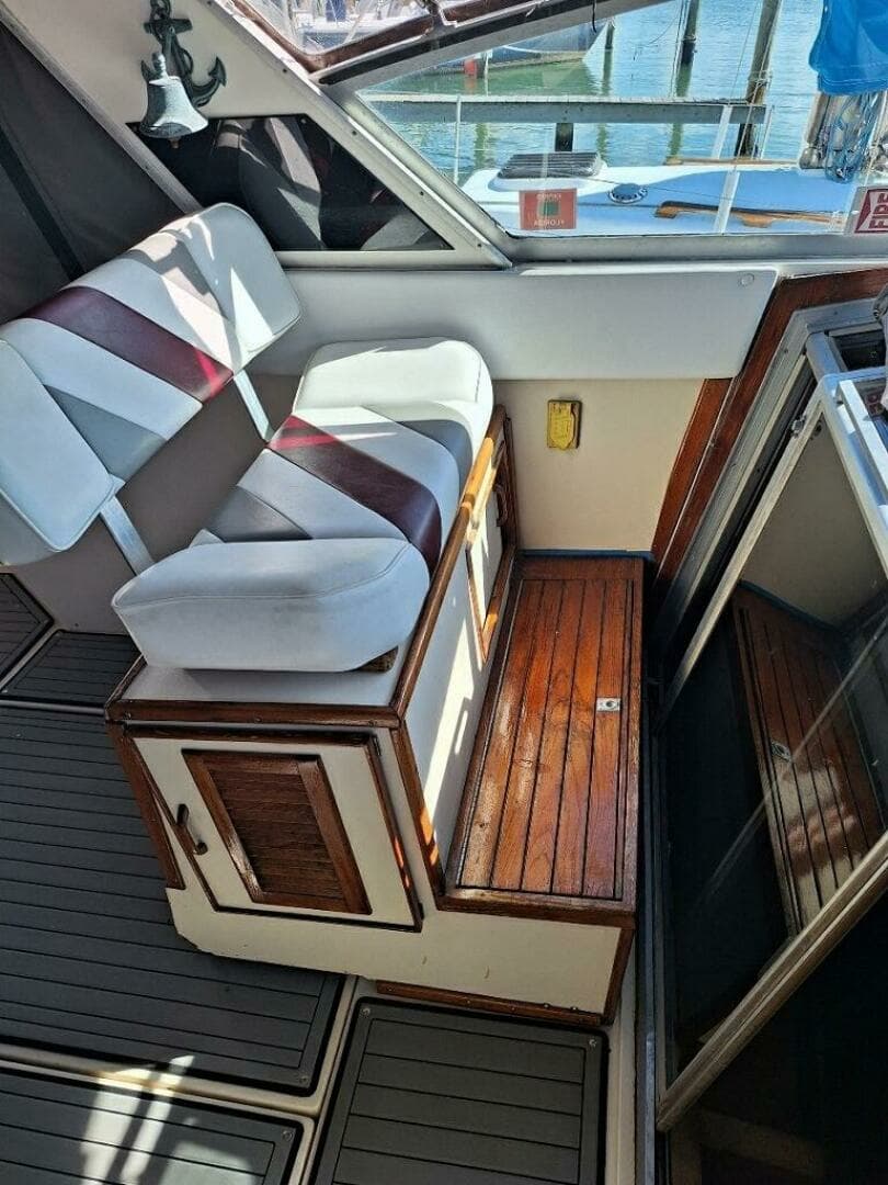 1985 Sea Ray 390 Express Cruiser - Image 5