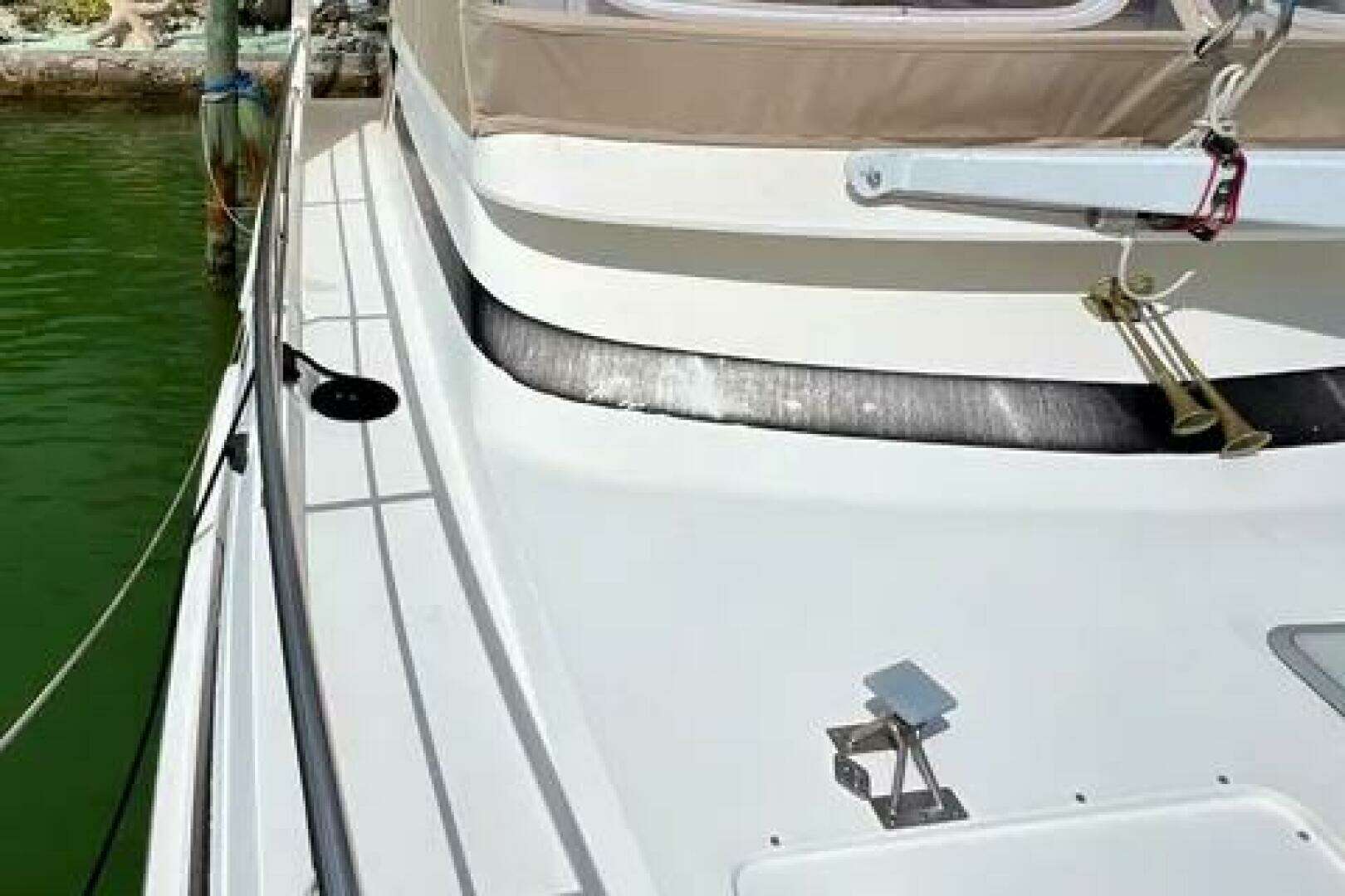 1996 Cruisers Yachts 4285 Express Bridge - Image 10