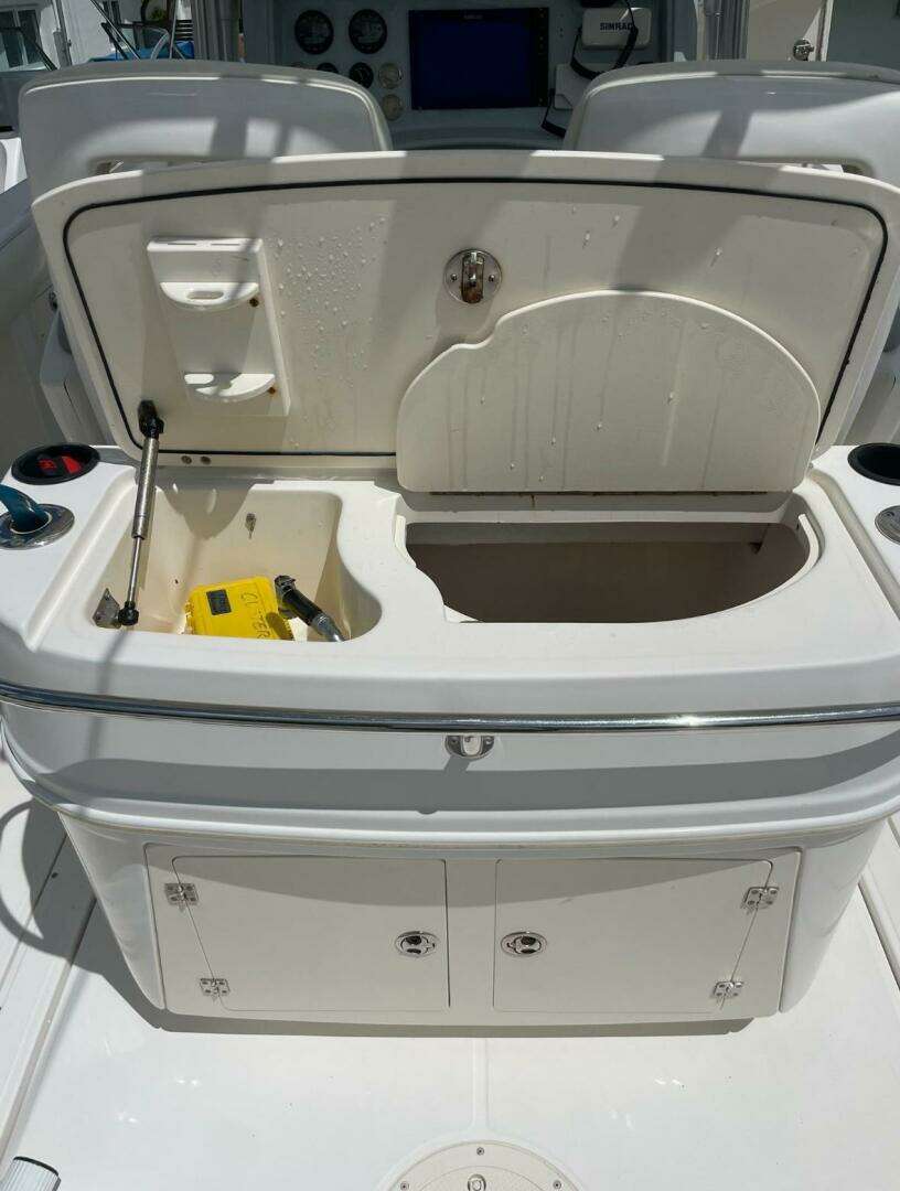2005 Boston Whaler 320 Outrage - Image 7