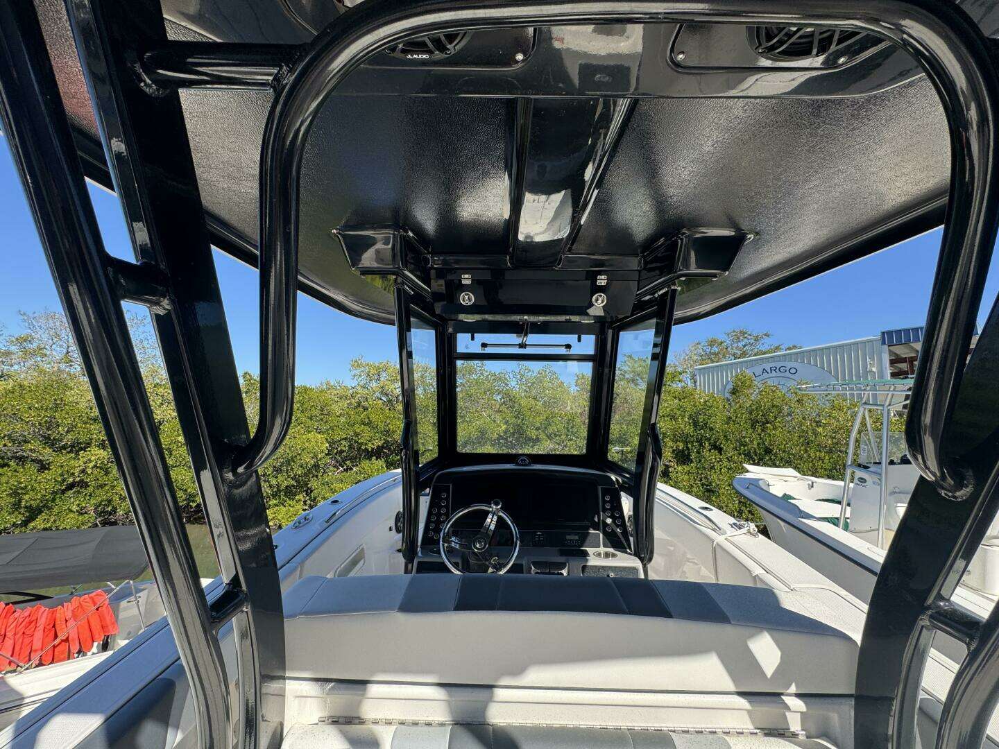 2023 Robalo R270 Center Console - Image 17