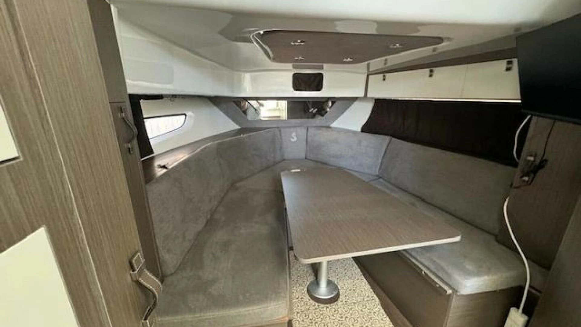 2022 Beneteau 32 Gran Turismo - Image 5