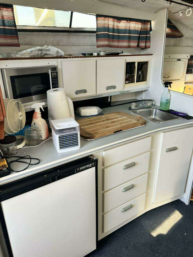 1989 Wellcraft Coastal 3300 - Image 6