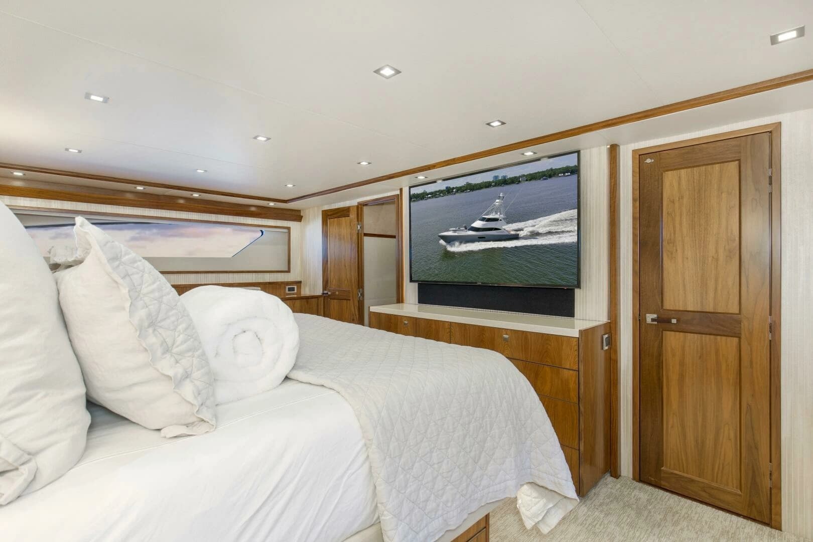 2016 Viking 92 Enclosed Bridge - Image 23