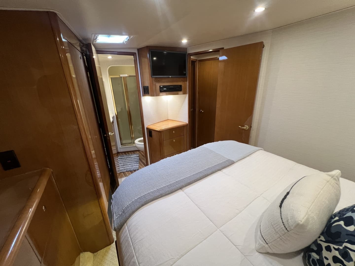 2003 Viking 52 Convertible - Image 33