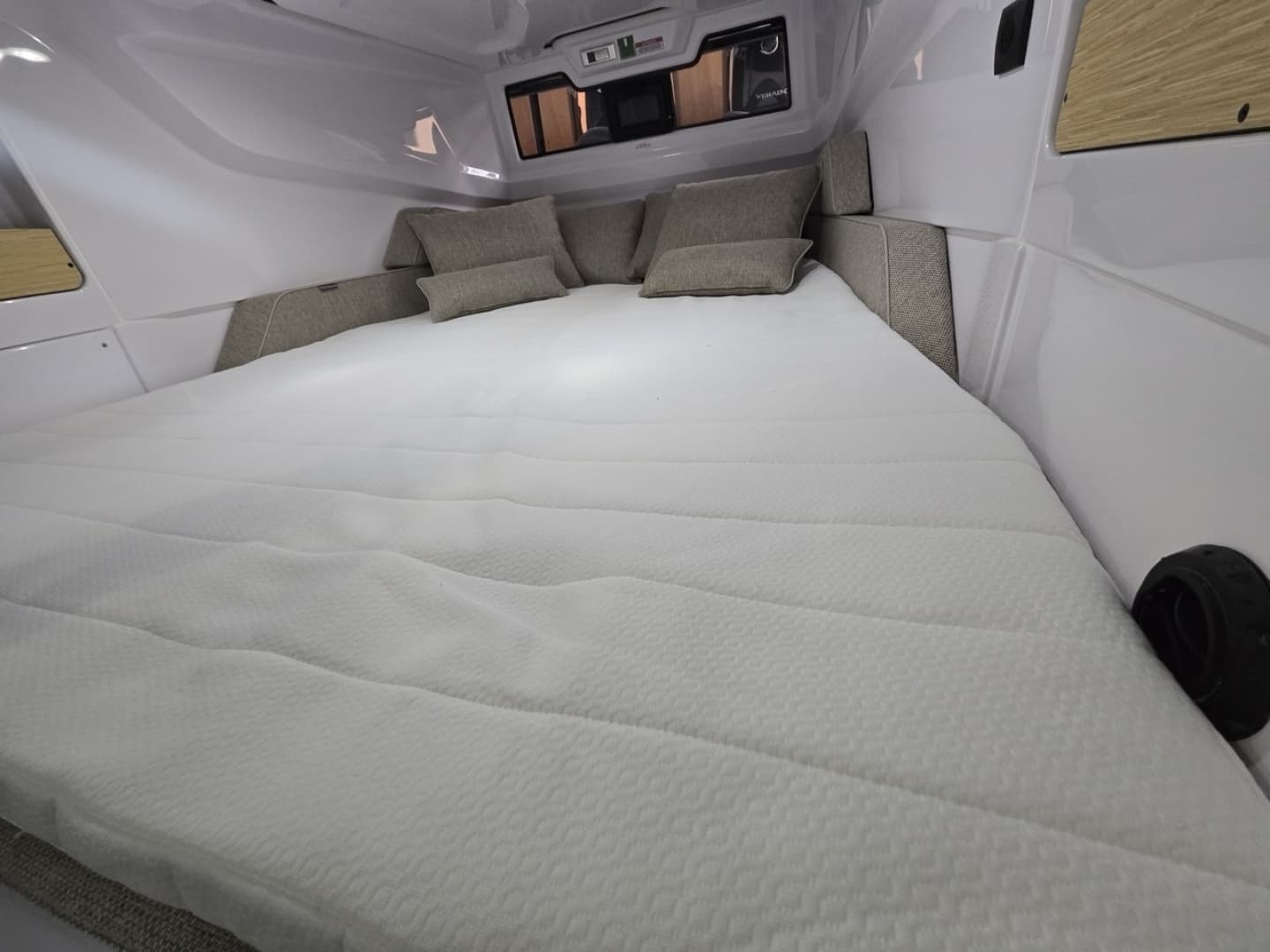 2026 Axopar Cross Cabin - Image 9