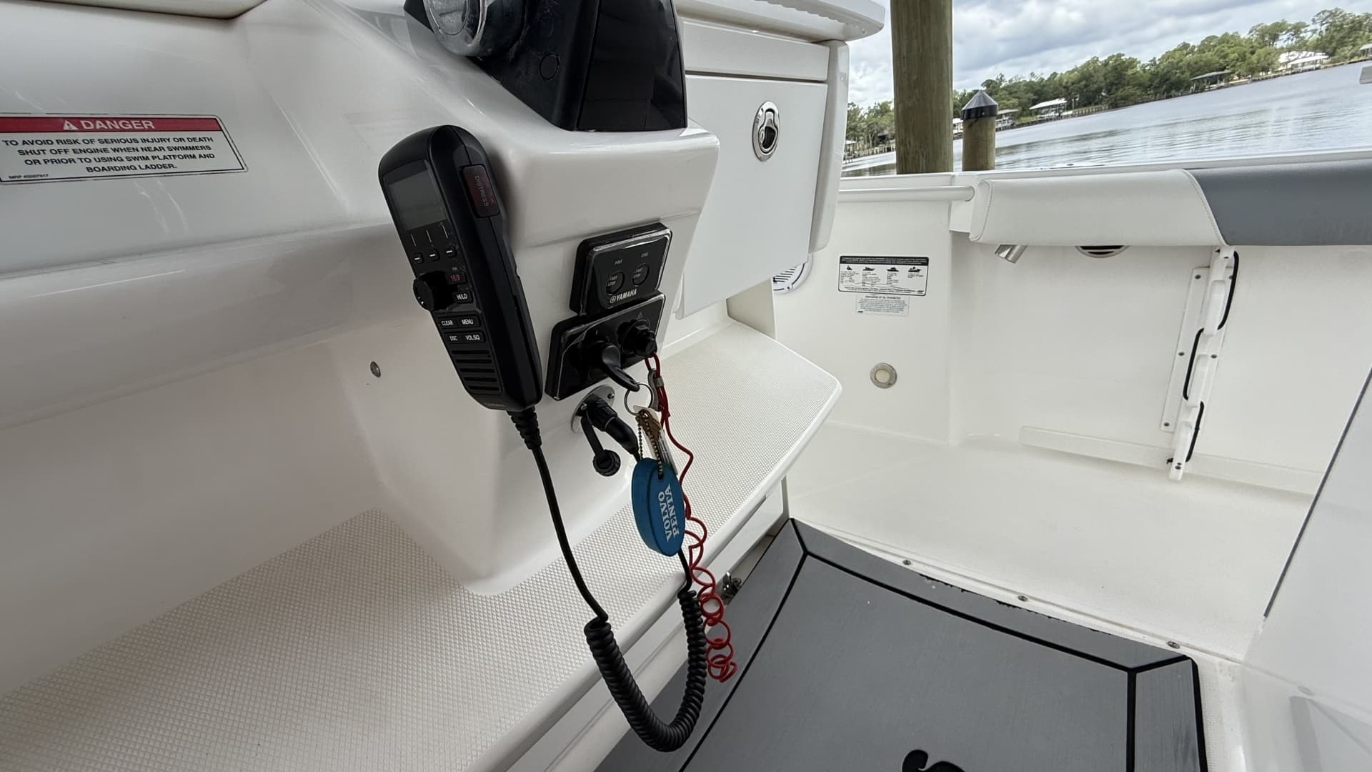 2016 Everglades 295 - Image 12