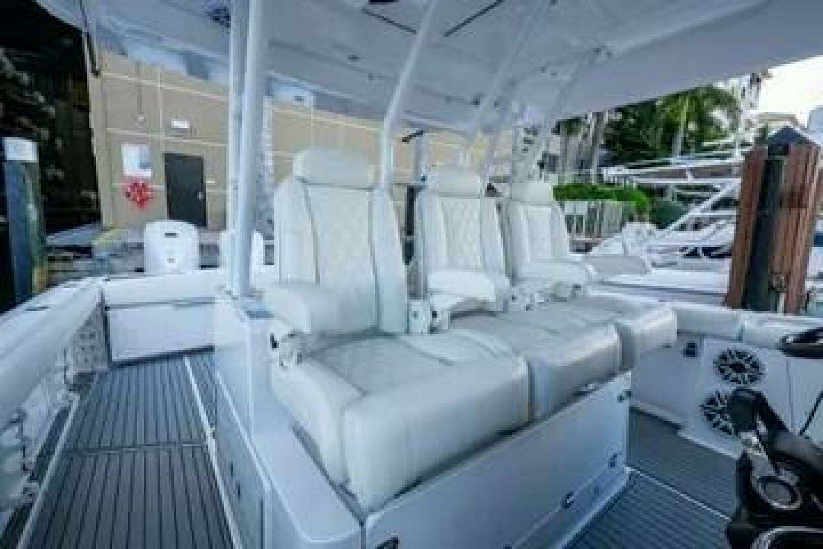 2020 Everglades 395 Center Console - Image 9