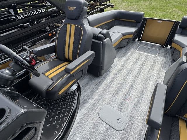 2026 Bennington M Quad Bench 24 MFB - 17