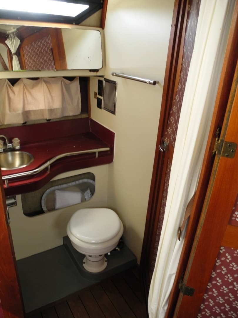 1984 Cruisers Yachts Ultra Vee 336 - Image 20