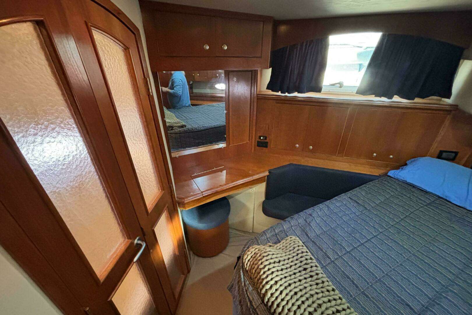 2005 Cruisers Yachts 455 Express Motor Yacht - Image 21