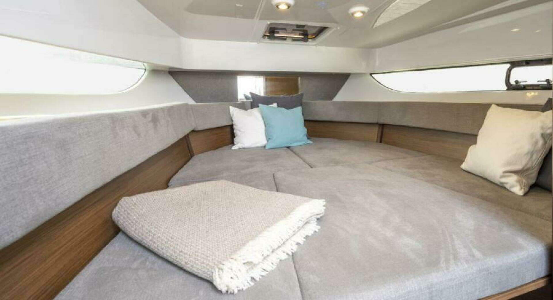 2025 Beneteau Flyer 9 SunDeck - Image 7