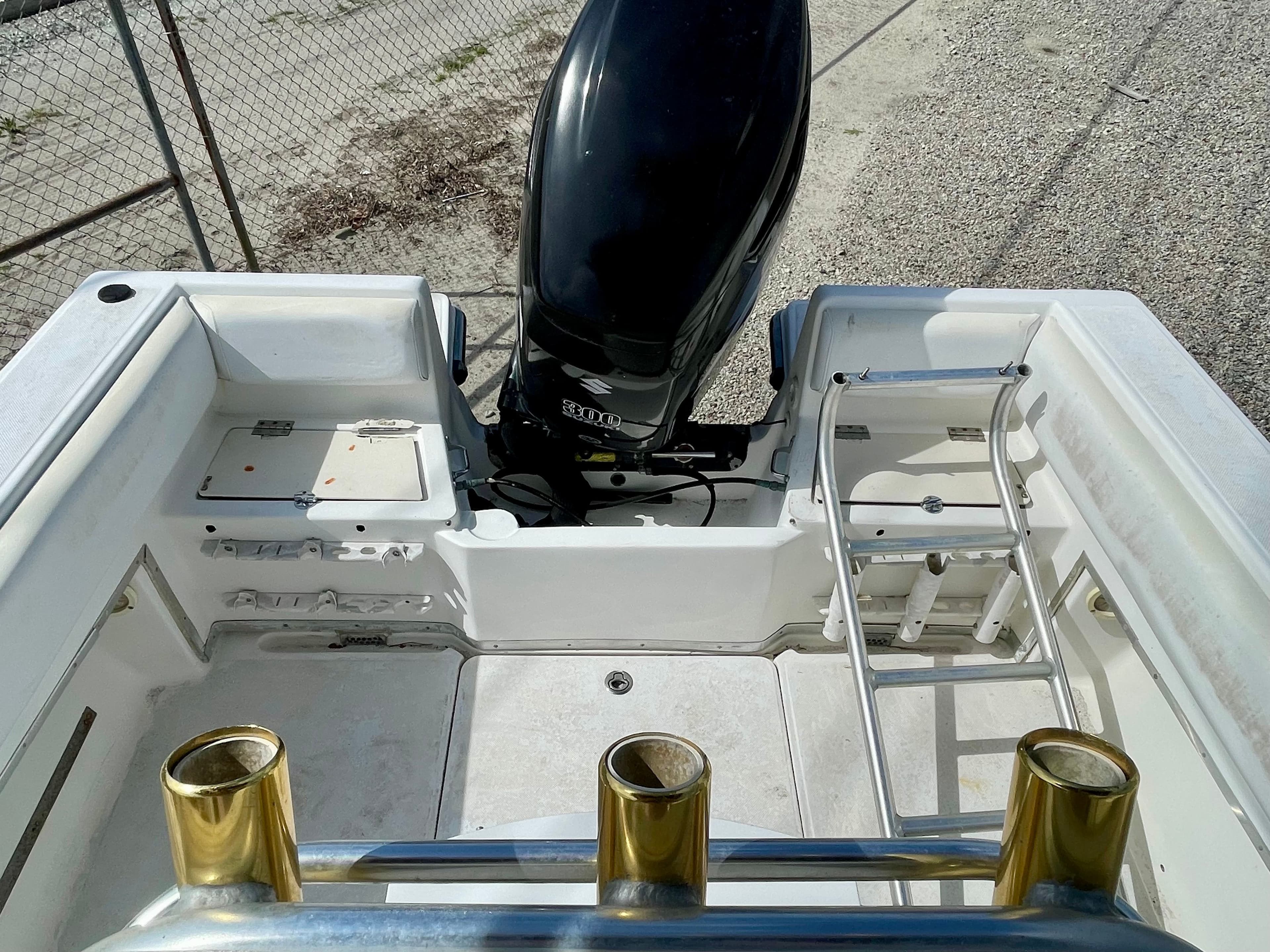 Fountain 25 Sport Fish 2000 with outboard motor and ladder.
