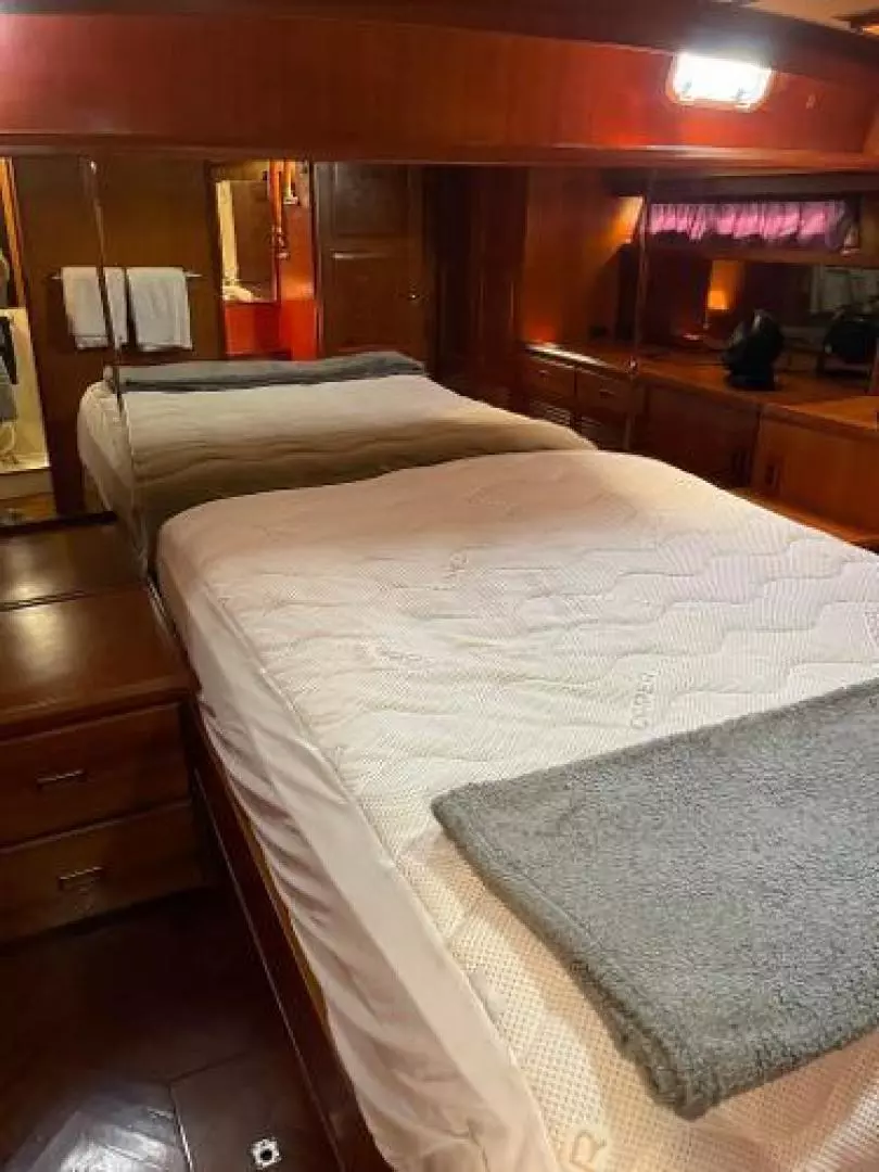 1989 Heritage East Sundeck Trawler - Image 9