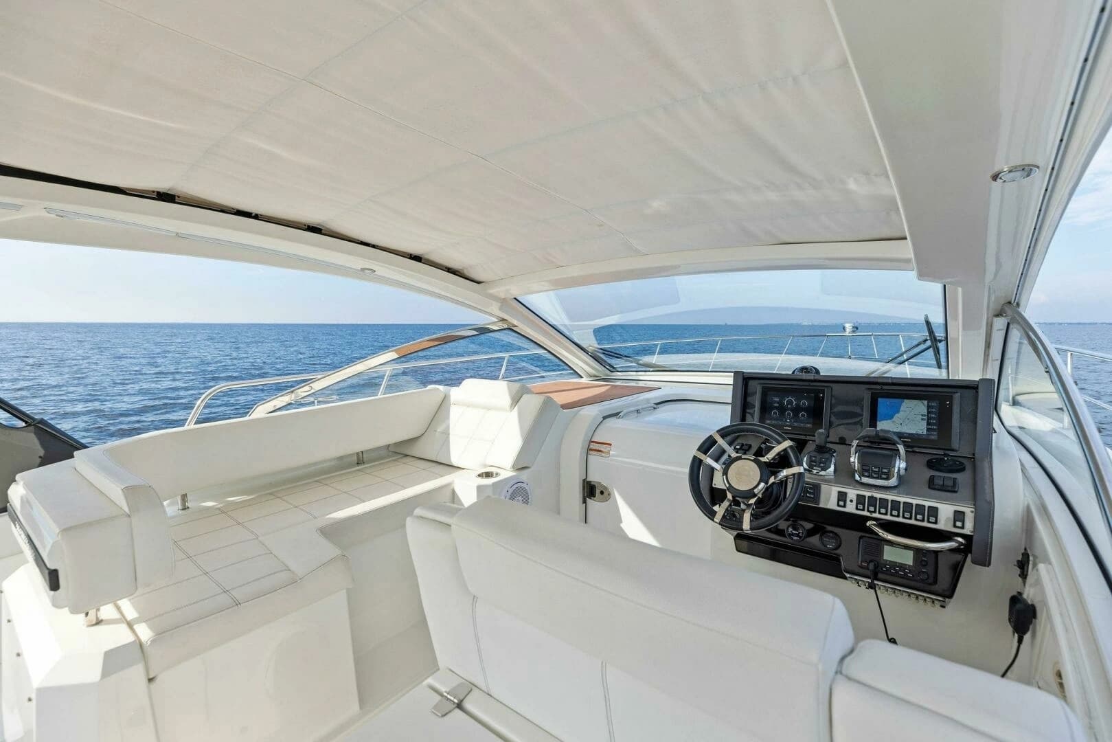 2015 Cruisers Yachts 390 Express Coupe - Image 20