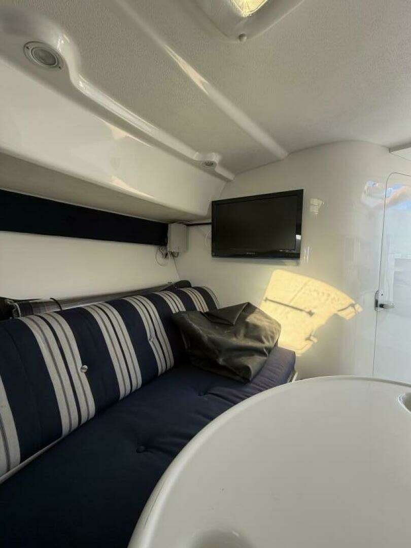2003 Intrepid 310 - Image 28