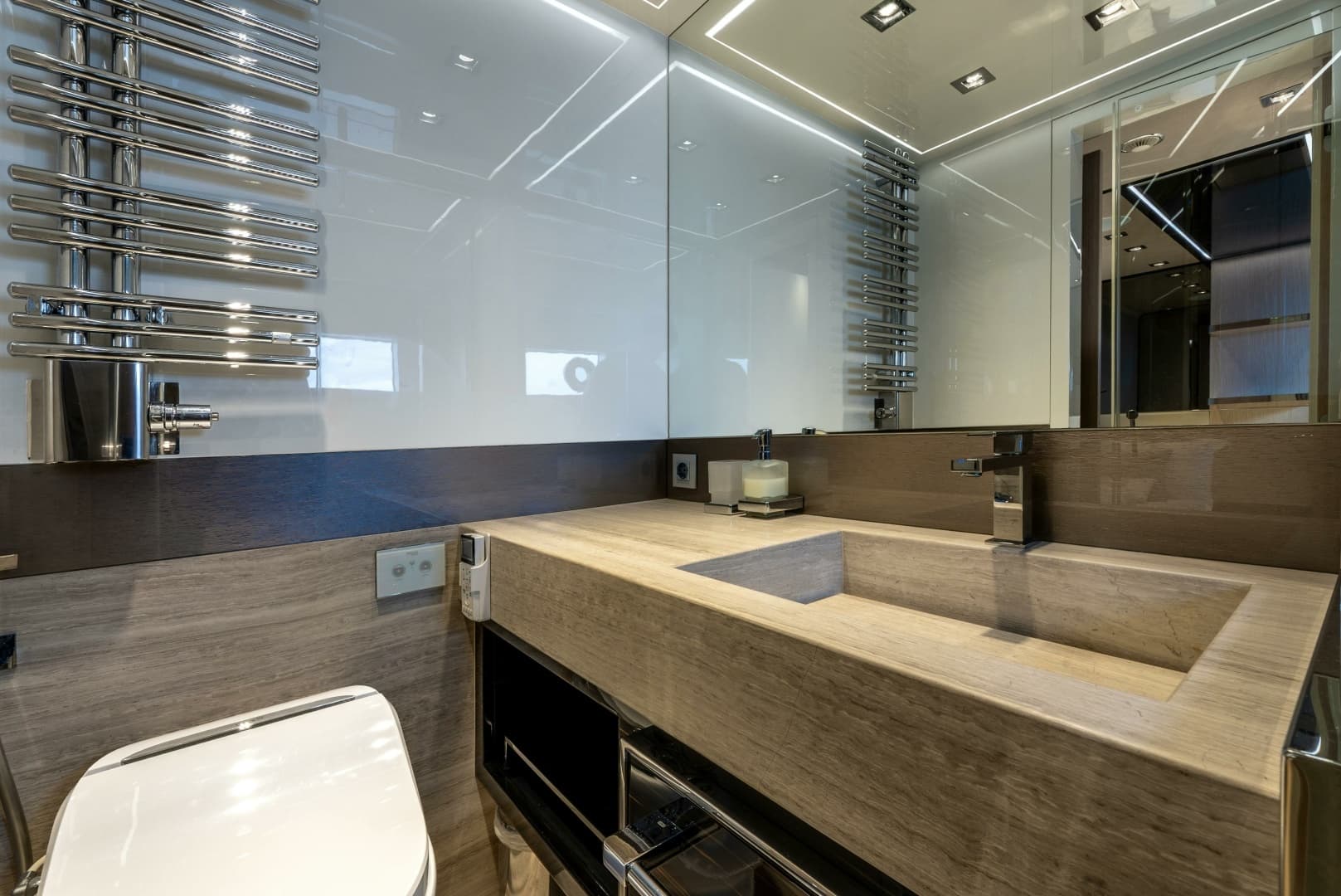 2018 Dominator Yachts Dominator Ilumen - Image 19