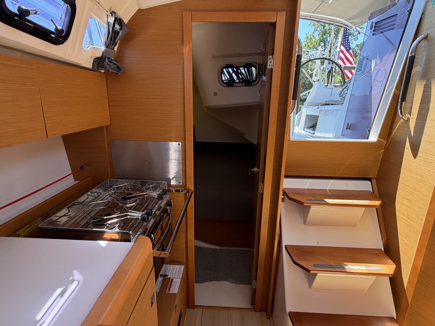 2015 Jeanneau 349 - Image 26