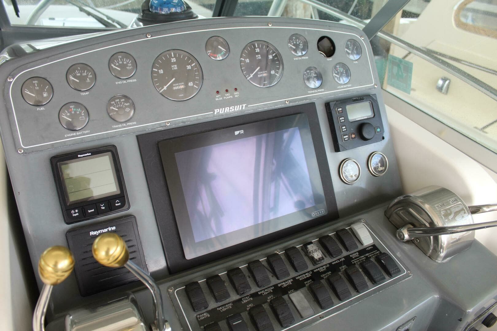 2001 Pursuit 3400 Express - Image 9