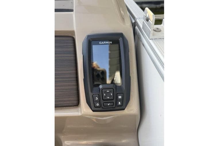 Garmin device on 2021 Bennington L 24 Swingback boat dashboard.