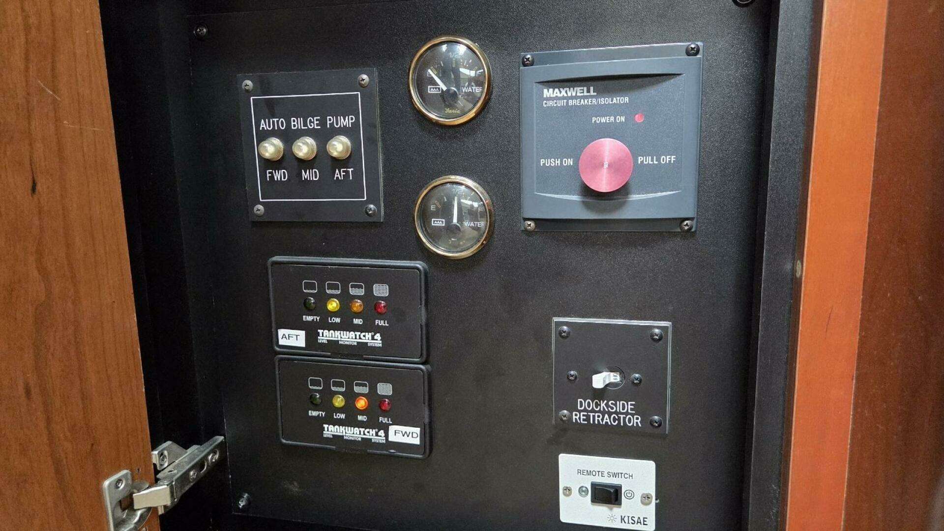 2000 Cruisers Yachts 4450 Express Motor Yacht - Image 71