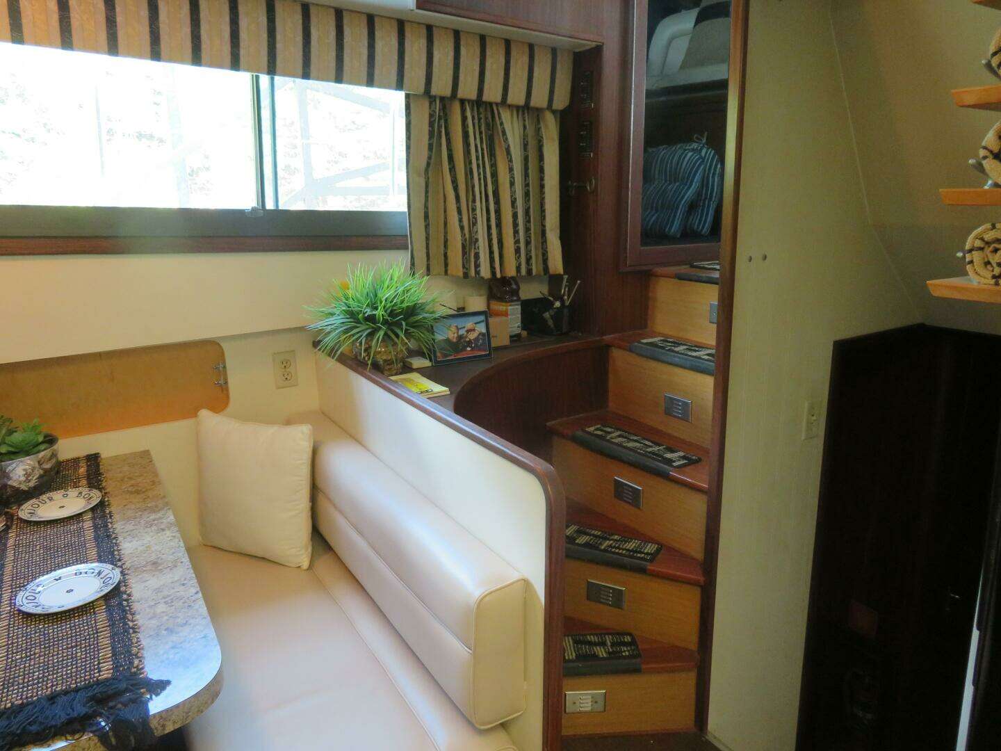1986 Hatteras 58 Motor Yacht - Image 21