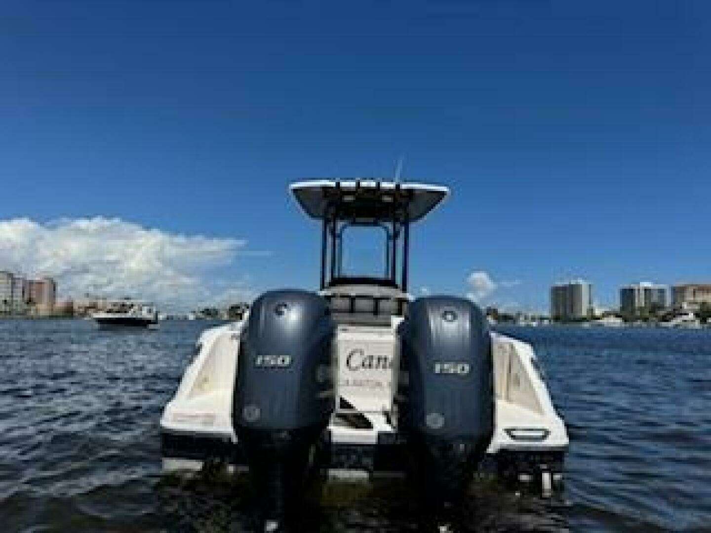 2022 Robalo R242 Center Console - Image 2