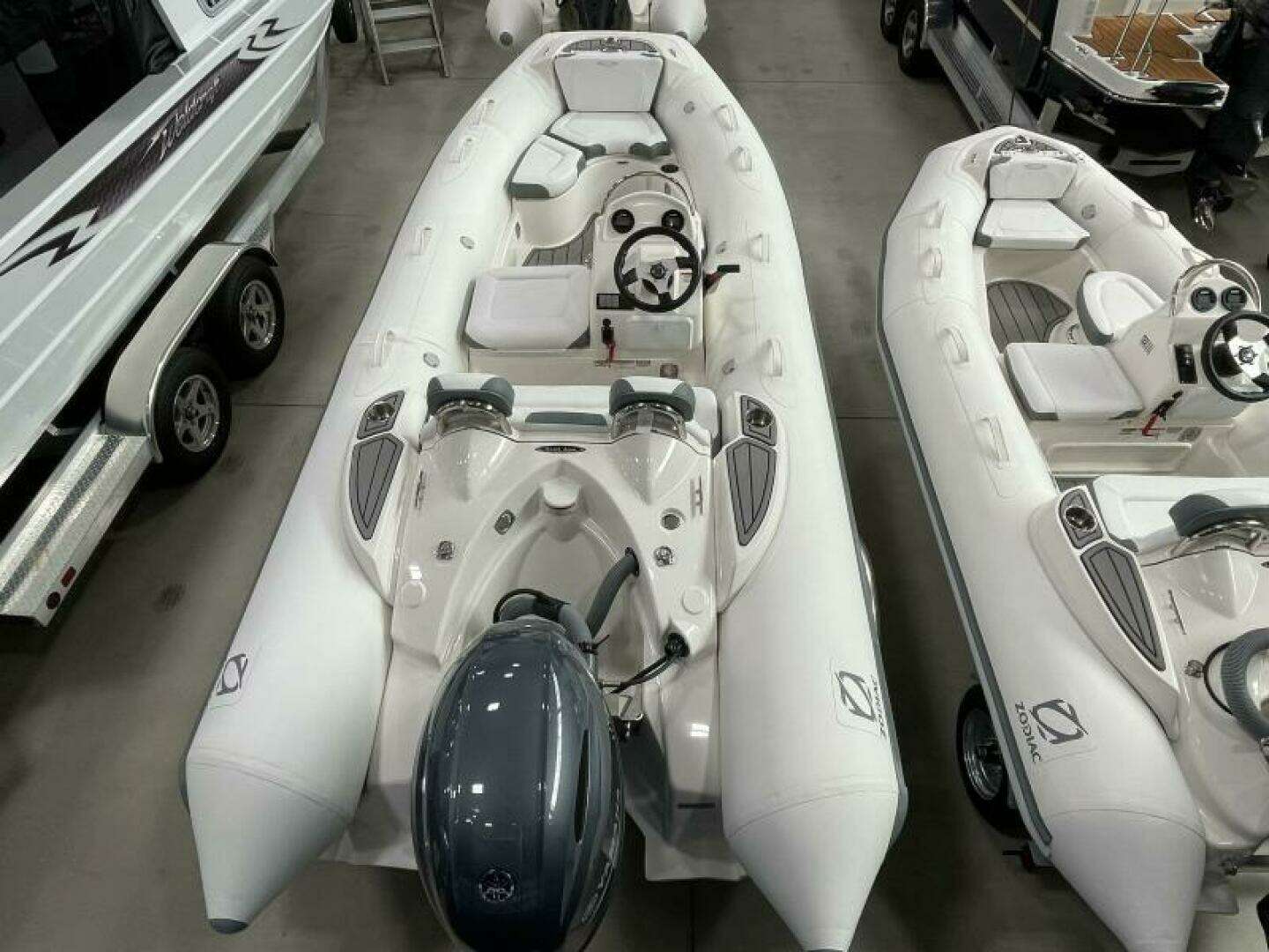 2025 Zodiac Yachtline 490 Deluxe NEO - Image 11