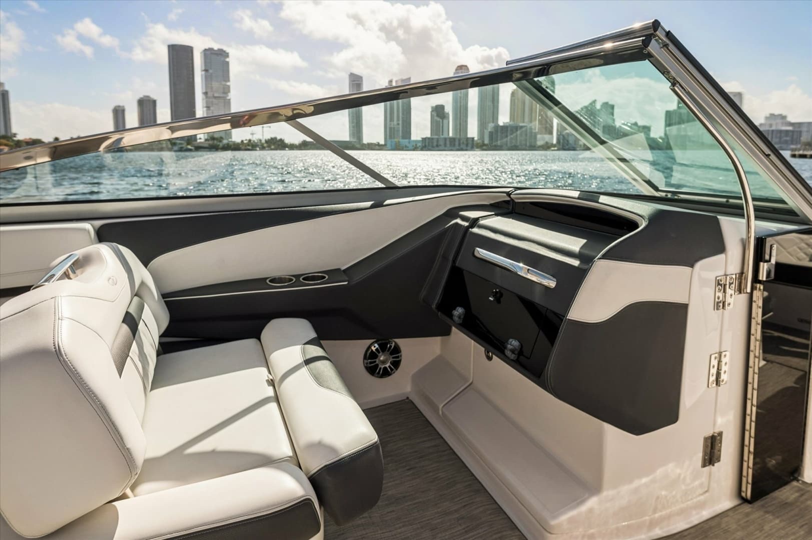 2019 Regal 33 OBX - Image 15