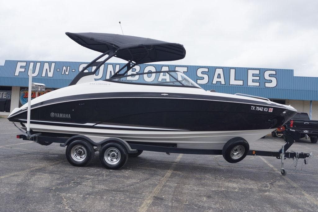 2018 Yamaha Boats 242 Limited S