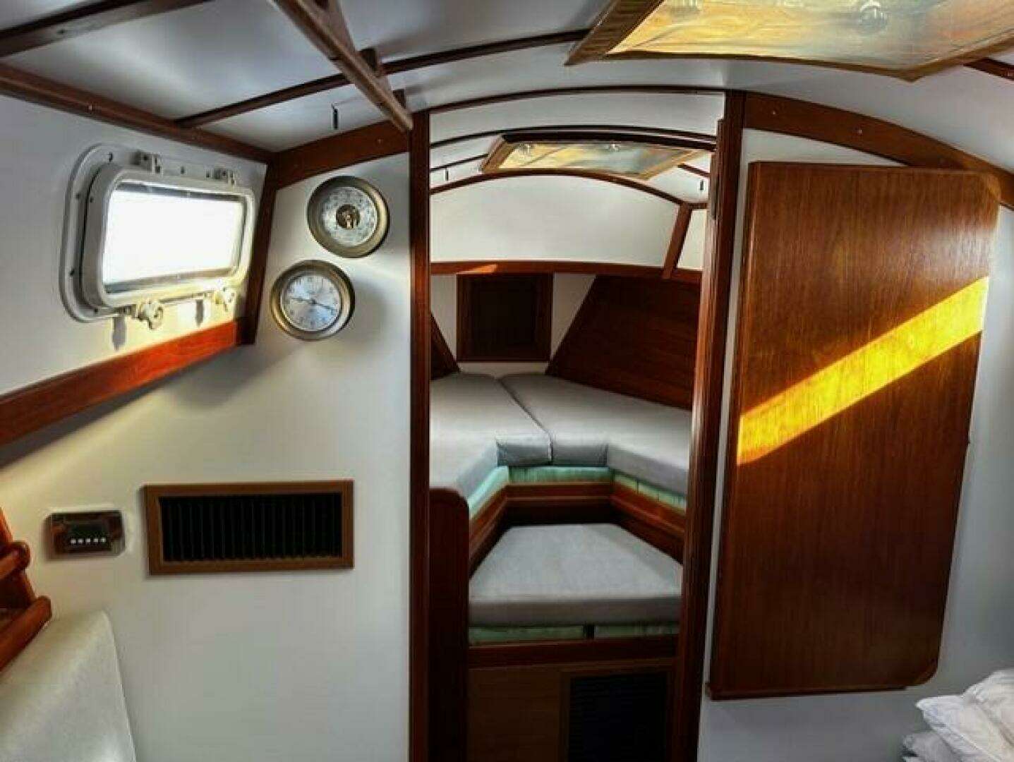 1986 Dickerson Tri-Cabin - Image 13