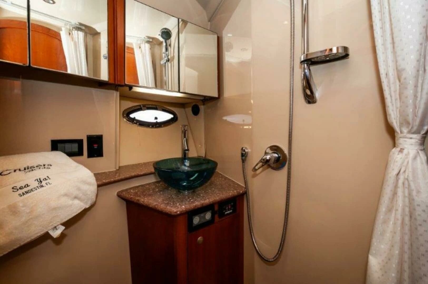 2006 Cruisers Yachts 477 Sport Sedan - Image 24