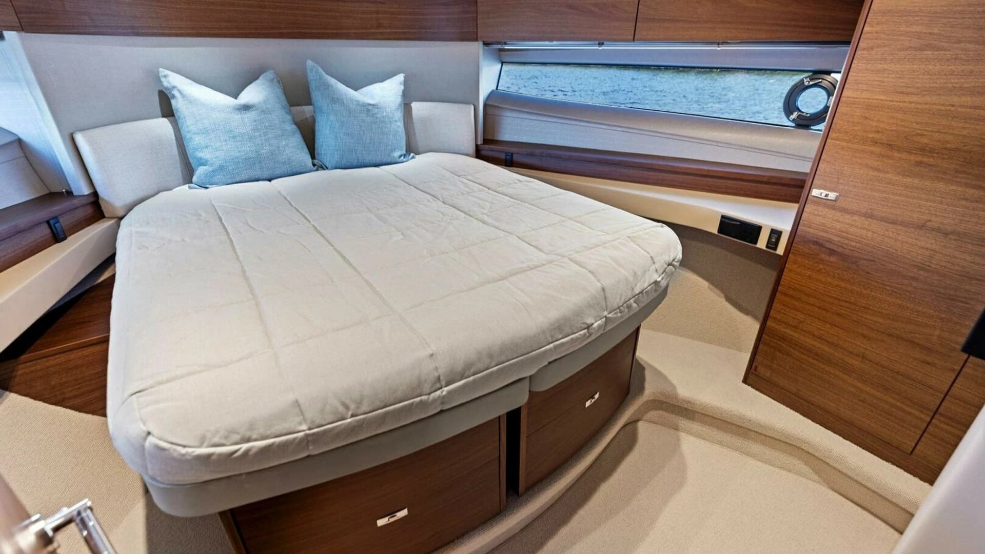 2025 Princess F50 Flybridge - Image 26