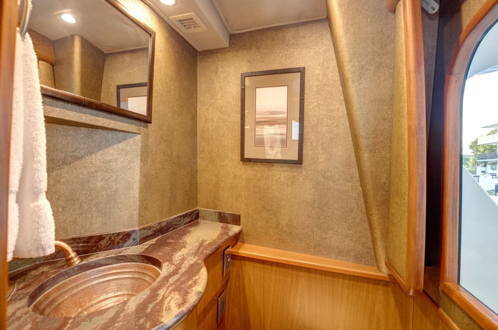 2010 Viking 82 Convertible - Image 11